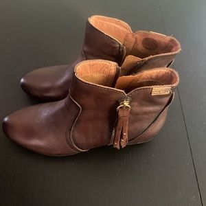 Pikolinos, size 39 (8.5) Womens Brown Leather Ankle Boot zip and tassel detail